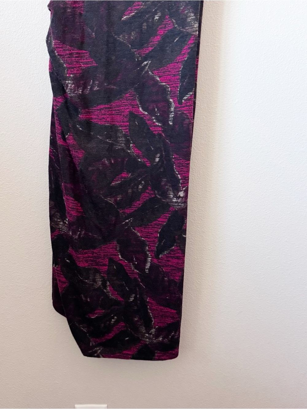 Wilfred Floral Ruched V-Neck Midi Dress in Black and Burgundy - Picture 13 of 13